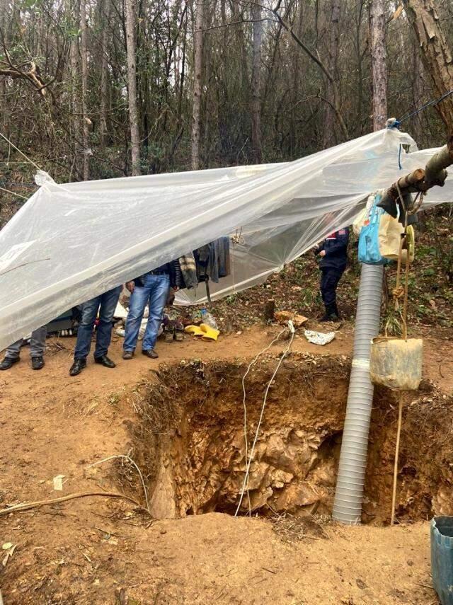 Ormanlık alanda define avına çıkan şahıslar kazdıkları iki çukurda suçüstü yakalandı