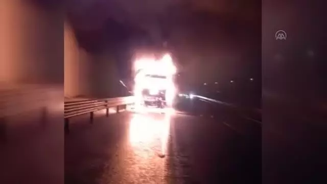 Pendik'te seyir halindeyken alev alan kamyon kullanılamaz hale geldi Pendik'te seyir halindeyken alev alan kamyon kullanılamaz hale geldi