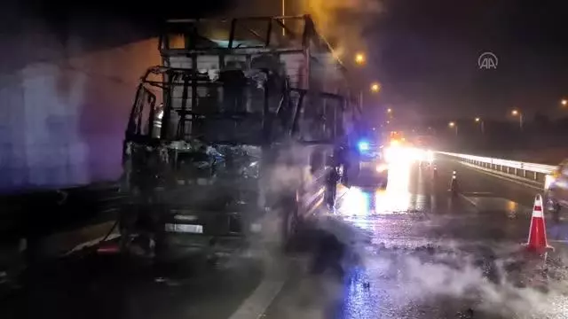 Pendik'te seyir halindeyken alev alan kamyon kullanılamaz hale geldi Pendik'te seyir halindeyken alev alan kamyon kullanılamaz hale geldi