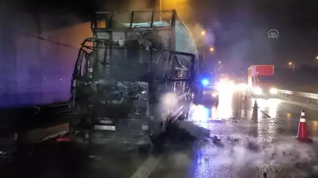 Pendik'te seyir halindeyken alev alan kamyon kullanılamaz hale geldi Pendik'te seyir halindeyken alev alan kamyon kullanılamaz hale geldi