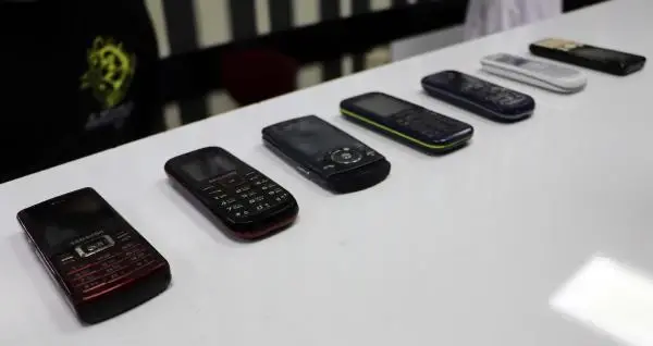 Kamerasız ve tuşlu telefonlara rağbet patladı! Telefonculardaki stoklar neredeyse tükendi Kamerasız ve tuşlu telefonlara rağbet patladı! Telefonculardaki stoklar neredeyse tükendi