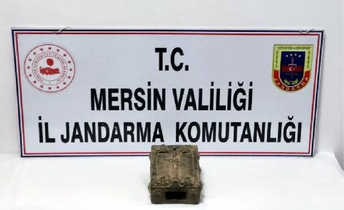 Sanduka içerisinde 2 el yazması deri kitap ele geçti