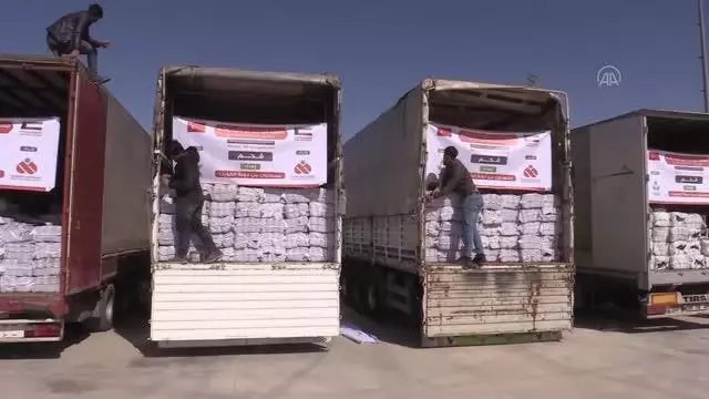 ŞANLIURFA - Barış Pınarı Harekatı bölgesine 28 tır insani yardım gönderildi ŞANLIURFA - Barış Pınarı Harekatı bölgesine 28 tır insani yardım gönderildi