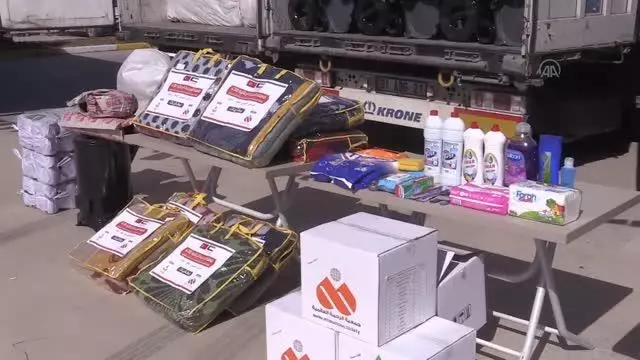 ŞANLIURFA - Barış Pınarı Harekatı bölgesine 28 tır insani yardım gönderildi ŞANLIURFA - Barış Pınarı Harekatı bölgesine 28 tır insani yardım gönderildi