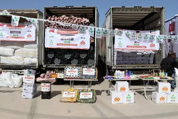 ŞANLIURFA - Barış Pınarı Harekatı bölgesine 28 tır insani yardım gönderildi ŞANLIURFA - Barış Pınarı Harekatı bölgesine 28 tır insani yardım gönderildi