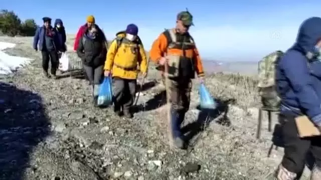 Sivas Doğa Sporları Kulübü üyeleri, yaban hayvanları için doğaya yem bırakıyor Sivas Doğa Sporları Kulübü üyeleri, yaban hayvanları için doğaya yem bırakıyor