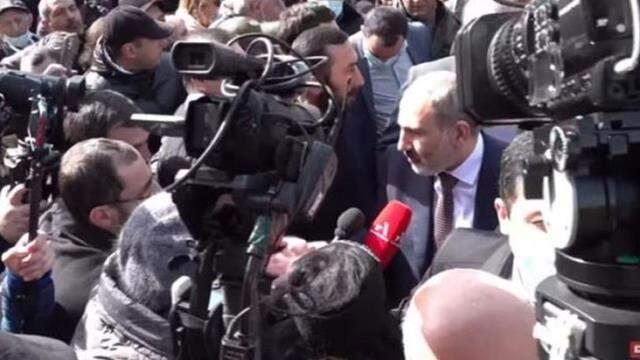 Son Dakika! Ermenistan Başbakanı Paşinyan, Erivan sokaklarını gezerek megafonla halka sesleniyor Son Dakika! Ermenistan Başbakanı Paşinyan, Erivan sokaklarını gezerek megafonla halka sesleniyor