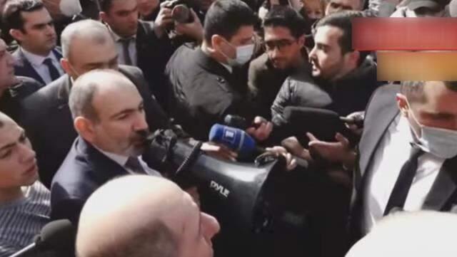 Son Dakika! Ermenistan Başbakanı Paşinyan, Erivan sokaklarını gezerek megafonla halka sesleniyor Son Dakika! Ermenistan Başbakanı Paşinyan, Erivan sokaklarını gezerek megafonla halka sesleniyor