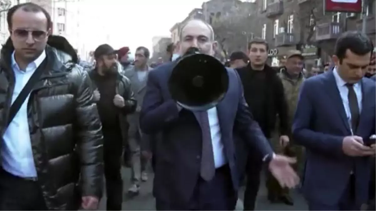 Son Dakika! Ermenistan Başbakanı Paşinyan, Erivan sokaklarını gezerek megafonla halka sesleniyor