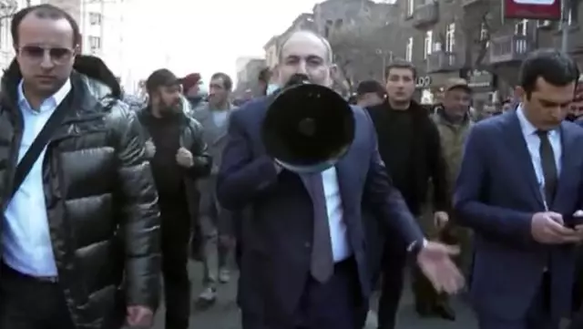 Son Dakika! Ermenistan Başbakanı Paşinyan, Erivan sokaklarını gezerek megafonla halka sesleniyor Son Dakika! Ermenistan Başbakanı Paşinyan, Erivan sokaklarını gezerek megafonla halka sesleniyor