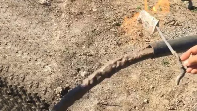 Sondaj kuyusundan çıkan buhar alev alınca, 'doğal gaz' bulduk diye sevindiler Sondaj kuyusundan çıkan buhar alev alınca, 'doğal gaz' bulduk diye sevindiler