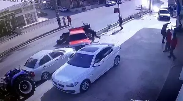 Sürücüsüz traktör 3 araca çarptı, 3 kişi de son anda kendini kurtardı Sürücüsüz traktör 3 araca çarptı, 3 kişi de son anda kendini kurtardı