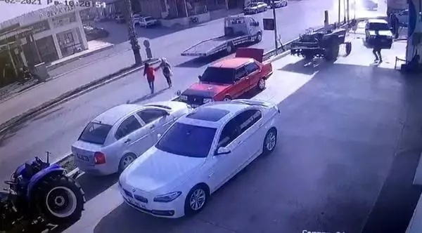 Sürücüsüz traktör 3 araca çarptı, 3 kişi de son anda kendini kurtardı Sürücüsüz traktör 3 araca çarptı, 3 kişi de son anda kendini kurtardı