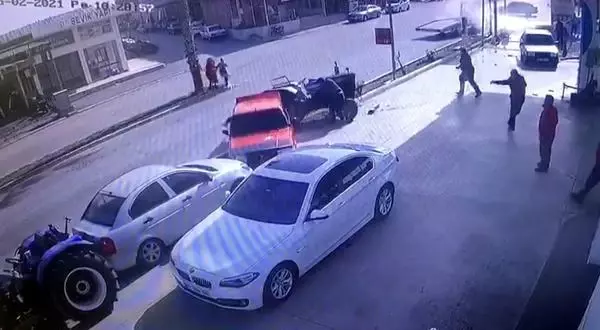 Sürücüsüz traktör 3 araca çarptı, 3 kişi de son anda kendini kurtardı Sürücüsüz traktör 3 araca çarptı, 3 kişi de son anda kendini kurtardı