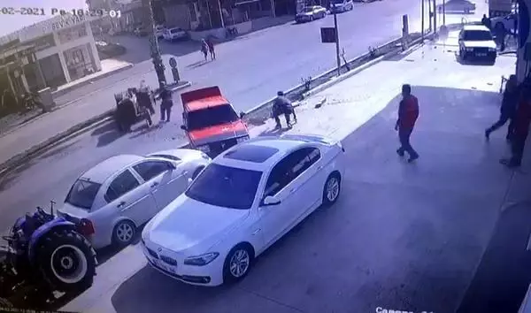 Sürücüsüz traktör 3 araca çarptı, 3 kişi de son anda kendini kurtardı Sürücüsüz traktör 3 araca çarptı, 3 kişi de son anda kendini kurtardı