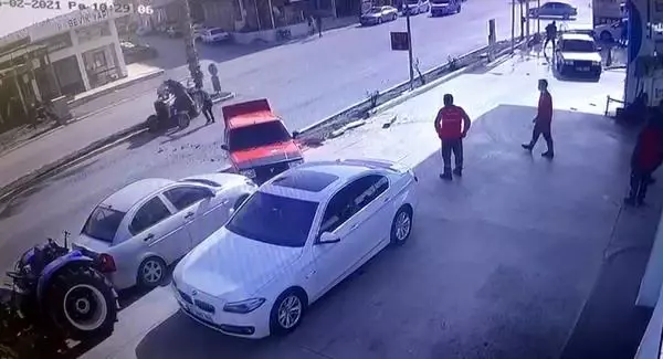 Sürücüsüz traktör 3 araca çarptı, 3 kişi de son anda kendini kurtardı Sürücüsüz traktör 3 araca çarptı, 3 kişi de son anda kendini kurtardı