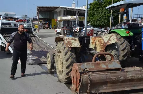 Sürücüsüz traktör 3 araca çarptı, 3 kişi de son anda kendini kurtardı Sürücüsüz traktör 3 araca çarptı, 3 kişi de son anda kendini kurtardı