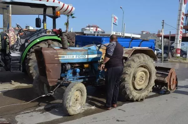 Sürücüsüz traktör 3 araca çarptı, 3 kişi de son anda kendini kurtardı Sürücüsüz traktör 3 araca çarptı, 3 kişi de son anda kendini kurtardı
