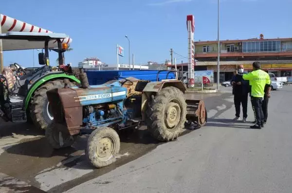 Sürücüsüz traktör 3 araca çarptı, 3 kişi de son anda kendini kurtardı Sürücüsüz traktör 3 araca çarptı, 3 kişi de son anda kendini kurtardı