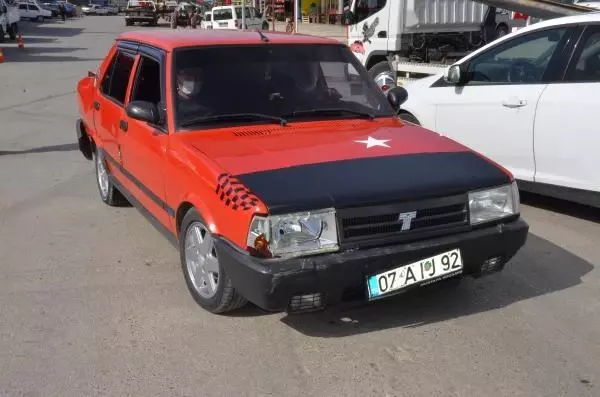 Sürücüsüz traktör 3 araca çarptı, 3 kişi de son anda kendini kurtardı Sürücüsüz traktör 3 araca çarptı, 3 kişi de son anda kendini kurtardı