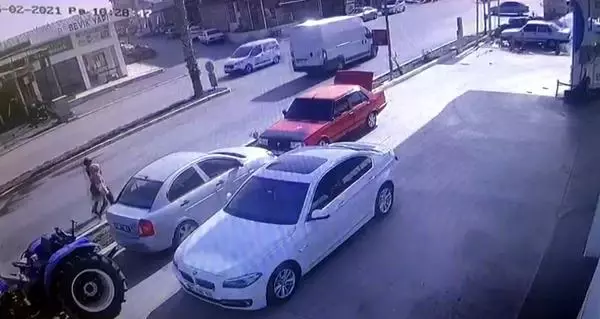 Sürücüsüz traktör 3 araca çarptı, 3 kişi de son anda kendini kurtardı Sürücüsüz traktör 3 araca çarptı, 3 kişi de son anda kendini kurtardı