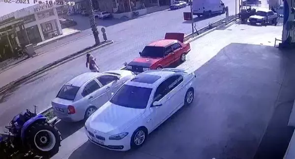 Sürücüsüz traktör 3 araca çarptı, 3 kişi de son anda kendini kurtardı Sürücüsüz traktör 3 araca çarptı, 3 kişi de son anda kendini kurtardı