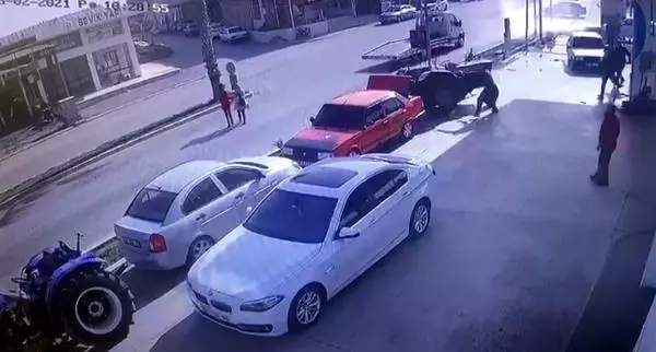 Sürücüsüz traktör 3 araca çarptı, 3 kişi de son anda kendini kurtardı Sürücüsüz traktör 3 araca çarptı, 3 kişi de son anda kendini kurtardı