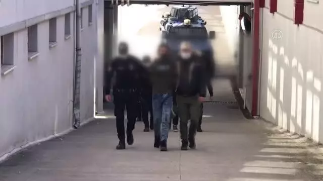 Terör örgütü DEAŞ operasyonunda yakalanan 9 şüpheliden 5'i tutuklandı Terör örgütü DEAŞ operasyonunda yakalanan 9 şüpheliden 5'i tutuklandı