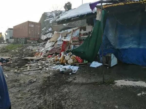 TIR, bakkal dükkanına çarptı TIR, bakkal dükkanına çarptı