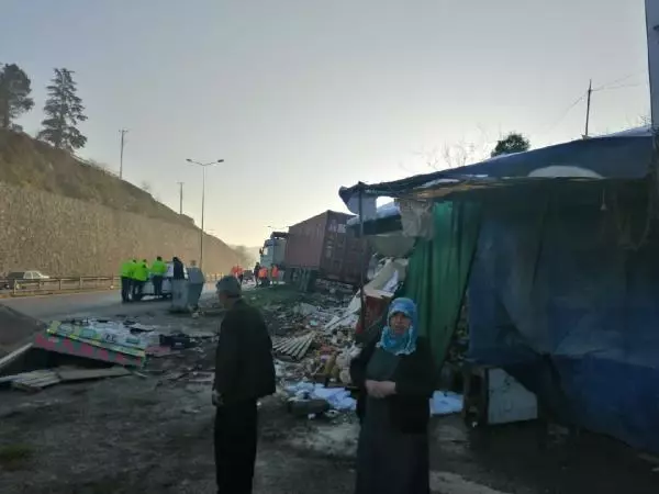 TIR, bakkal dükkanına çarptı TIR, bakkal dükkanına çarptı