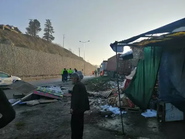 TIR, bakkal dükkanına çarptı TIR, bakkal dükkanına çarptı
