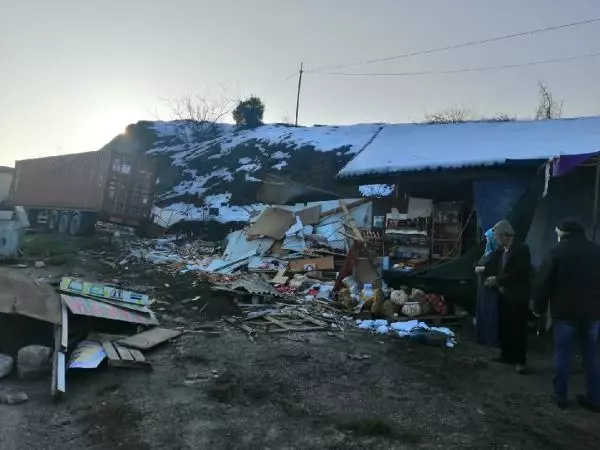TIR, bakkal dükkanına çarptı TIR, bakkal dükkanına çarptı