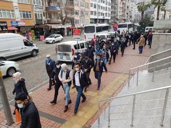 Kocaeli merkezli 4 ilde yasa dışı bahis operasyonunda yakalanan zanlılardan 11'i tutuklandı Kocaeli merkezli 4 ilde yasa dışı bahis operasyonunda yakalanan zanlılardan 11'i tutuklandı
