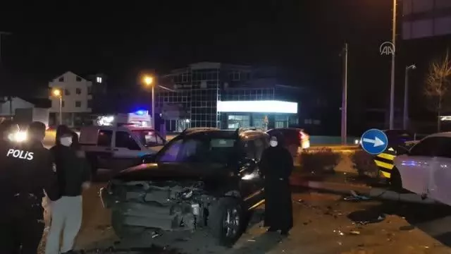 Son Dakika | Zincirleme trafik kazasında 4 kişi yaralandı Son Dakika | Zincirleme trafik kazasında 4 kişi yaralandı