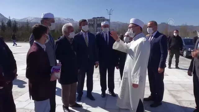 AFYONKARAHİSAR - Diyanet İşleri Başkanı Erbaş, Afyonkarahisar Paşa Camisi'nde hutbe irat etti AFYONKARAHİSAR - Diyanet İşleri Başkanı Erbaş, Afyonkarahisar Paşa Camisi'nde hutbe irat etti