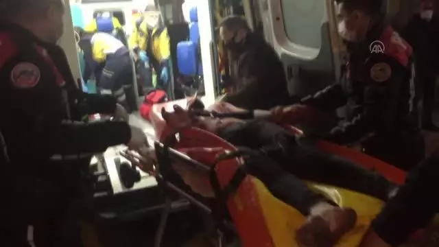 Arkadaşlar arasında çıkan kavgada 2 kişi bıçakla yaralandı Arkadaşlar arasında çıkan kavgada 2 kişi bıçakla yaralandı