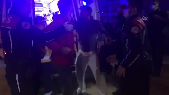 Arkadaşlar arasında çıkan kavgada 2 kişi bıçakla yaralandı Arkadaşlar arasında çıkan kavgada 2 kişi bıçakla yaralandı