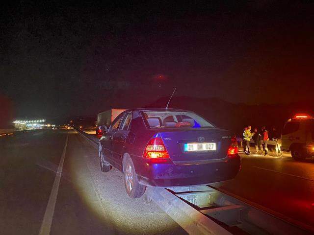 Bariyerlerin üzerine çıkan otomobil, devrilmeden 800 metre ilerledi