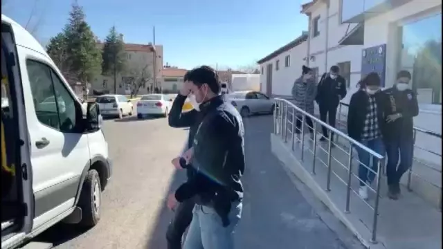Yasadışı bahis oynatan şahıs 'Beni almaya teçhizatları yetmez' dedi, polis canlı yayında yakaladı Yasadışı bahis oynatan şahıs 'Beni almaya teçhizatları yetmez' dedi, polis canlı yayında yakaladı