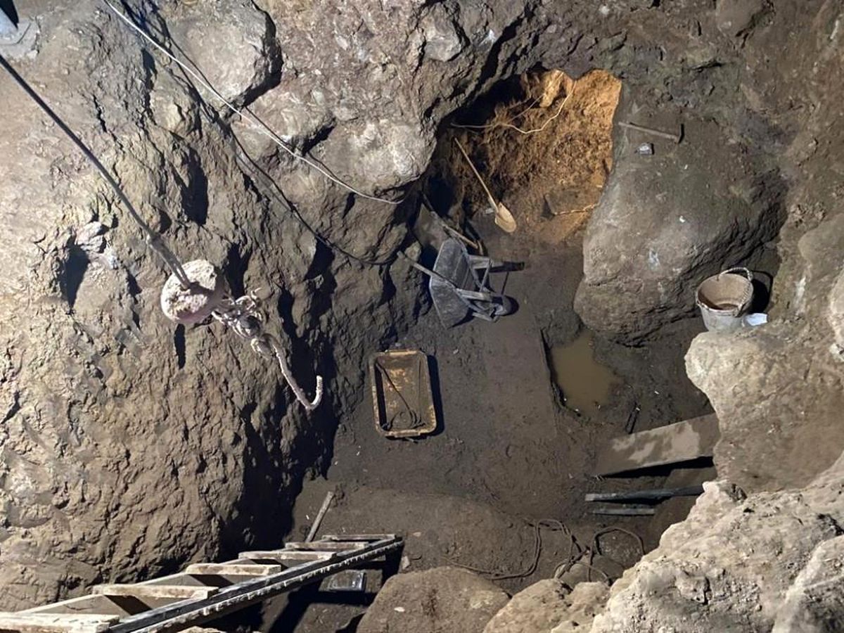 Evin altında 12 metre derinliğinde tünel açan defineciler suçüstü yakalandı