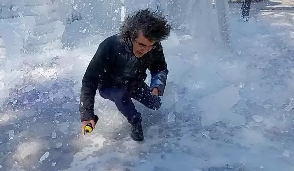 Son dakika haberleri... Dekan, üzerine düşen buz parçalarıyla yaralandı; o anlar kamerada Son dakika haberleri... Dekan, üzerine düşen buz parçalarıyla yaralandı; o anlar kamerada