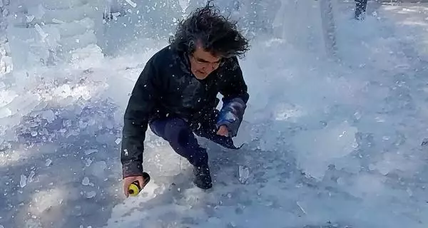 Son dakika haberleri... Dekan, üzerine düşen buz parçalarıyla yaralandı; o anlar kamerada Son dakika haberleri... Dekan, üzerine düşen buz parçalarıyla yaralandı; o anlar kamerada