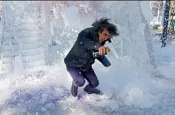 Son dakika haberleri... Dekan, üzerine düşen buz parçalarıyla yaralandı; o anlar kamerada Son dakika haberleri... Dekan, üzerine düşen buz parçalarıyla yaralandı; o anlar kamerada