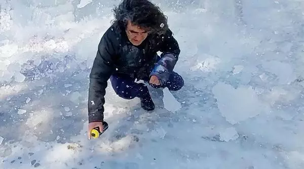 Son dakika haberleri... Dekan, üzerine düşen buz parçalarıyla yaralandı; o anlar kamerada Son dakika haberleri... Dekan, üzerine düşen buz parçalarıyla yaralandı; o anlar kamerada