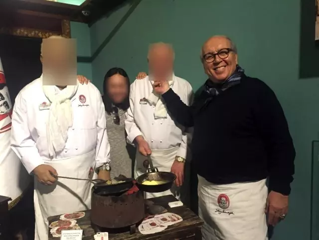 Patron yaşananları gözyaşlarıyla anlattı: 12 çalışan kebapçıyı 6 milyondan fazla zarara uğrattı Patron yaşananları gözyaşlarıyla anlattı: 12 çalışan kebapçıyı 6 milyondan fazla zarara uğrattı
