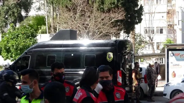 Son dakika haber! 'Dur' ihtarına uymayıp polise ateş eden sürücü, emniyeti alarma geçirdi Son dakika haber! 'Dur' ihtarına uymayıp polise ateş eden sürücü, emniyeti alarma geçirdi