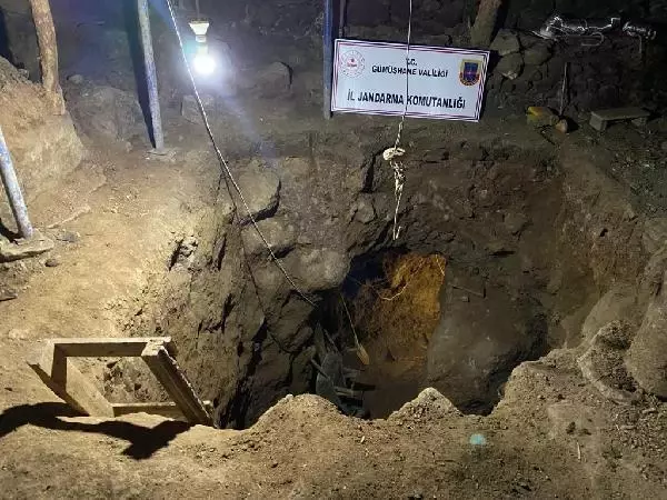 Evde kaçak kazı yapan 7 kişiye suçüstü Evde kaçak kazı yapan 7 kişiye suçüstü