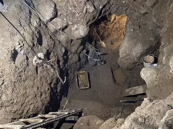 Evde kaçak kazı yapan 7 kişiye suçüstü Evde kaçak kazı yapan 7 kişiye suçüstü