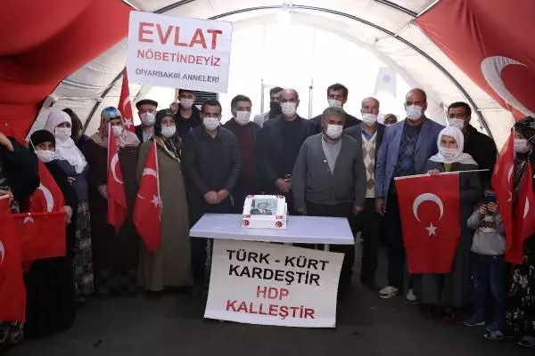 Evlat nöbetinde aile sayısı 208 oldu; Cumhurbaşkanı Erdoğan'ın doğum günü kutlandı