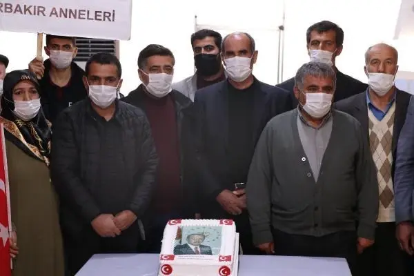 Evlat nöbetinde aile sayısı 208 oldu; Cumhurbaşkanı Erdoğan'ın doğum günü kutlandı